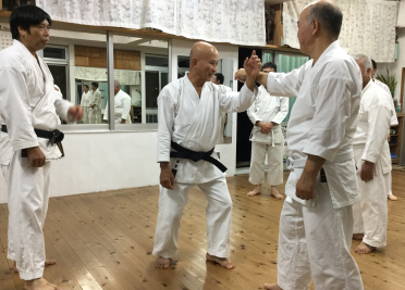 喜舎場塾で指導する新里勝彦塾長(中央)