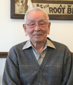 「空手のお陰でいまも車を運転できるほど元気です」と語る９０歳の友寄隆宏さん