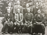 昭和戦前期の沖縄空手の指導者たち。前列左端が喜屋武朝徳(1937年)