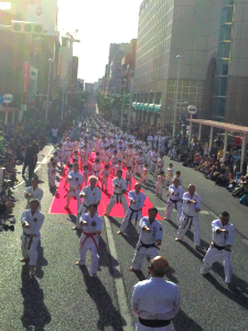 ２０１８年１０月に行われた「空手の日」記念演武祭（那覇市・国際通り）