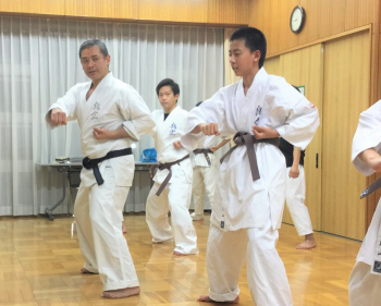 ナイハンチの型を行う高久昌義館長(左端)