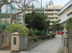 沖縄尚学高校と附属中学の校舎入口