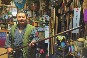 棒やサイなど1000点もの武器を収集保存する金城政和さん