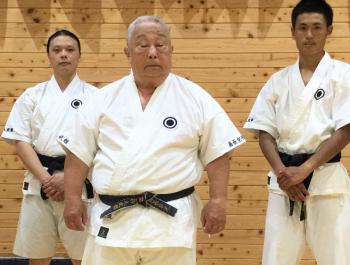 神人武館の翁長良光会長（中央）